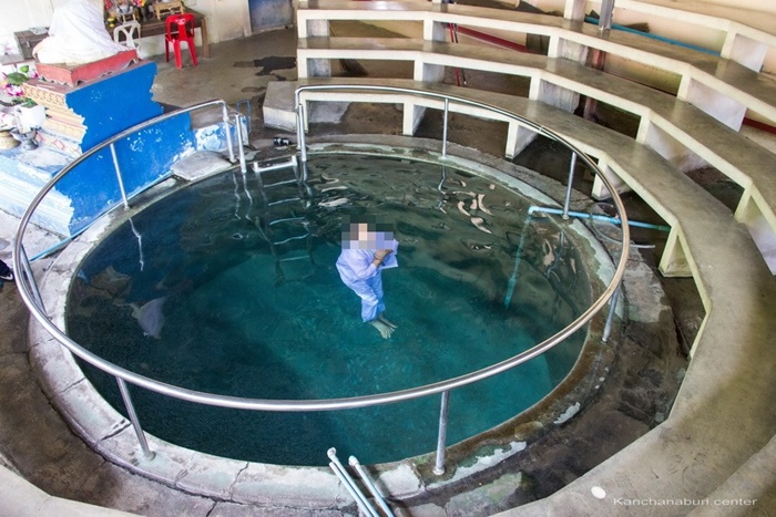 แม่ชีลอยน้ำ  