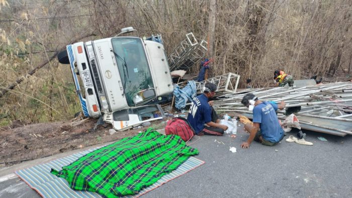 รถหมอลำวัจนศิลป์ คว่ำกลางน้ำหนาว