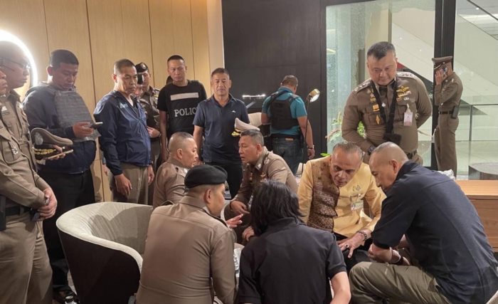 ยิงกลางพารากอน