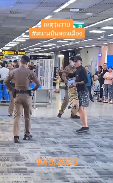  ทำร้ายตำรวจ