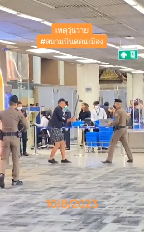  ทำร้ายตำรวจ