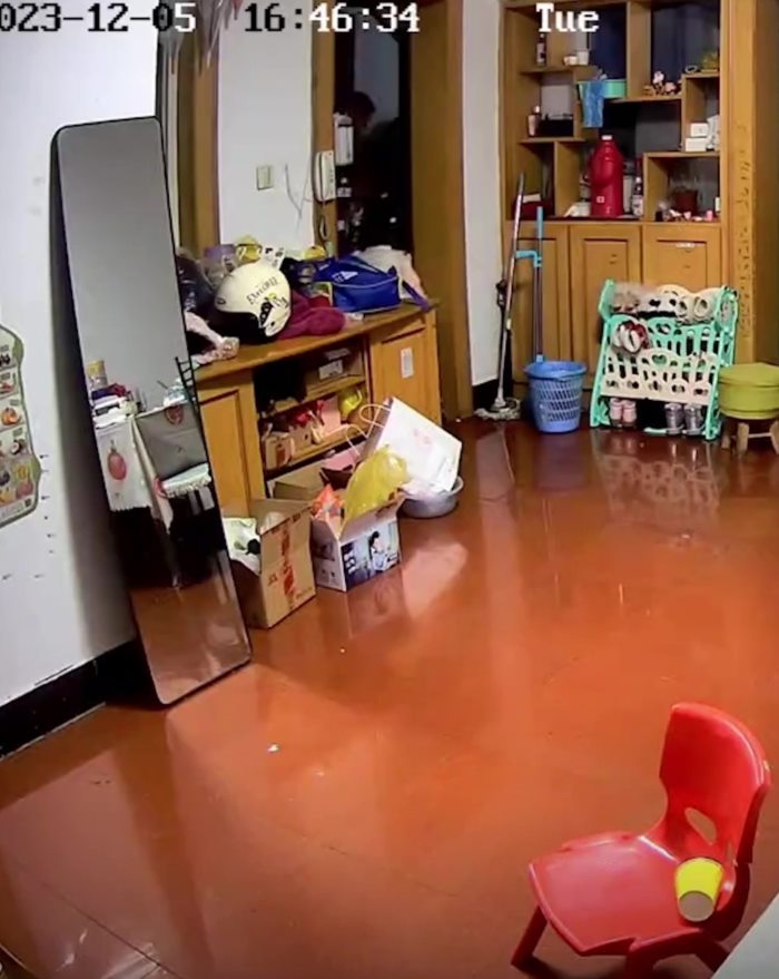           พ่อแม่เลี้ยงลูก    