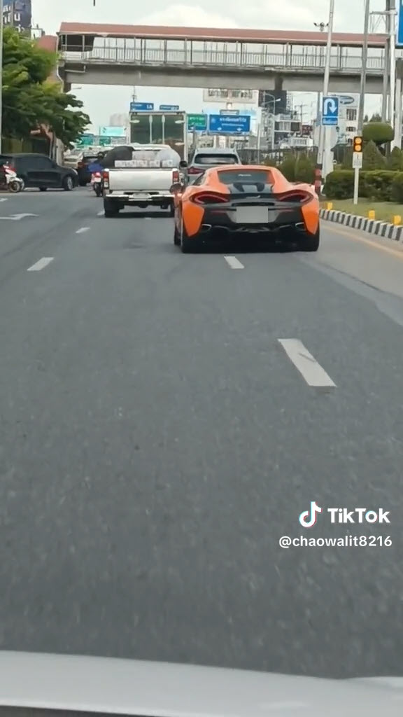 ขับรถลงสะพาน 