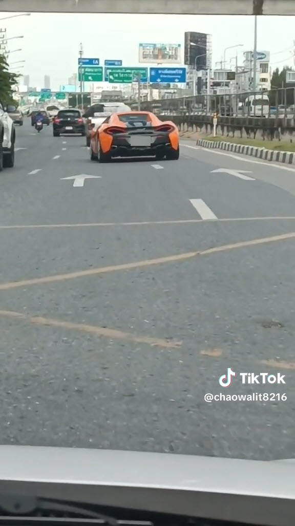 ขับรถลงสะพาน 