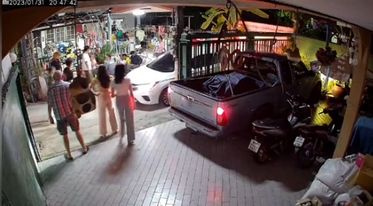 เพื่อนบ้านจอดรถขวาง  