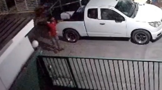 เพื่อนบ้านจอดรถขวาง  