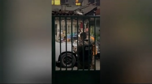 เพื่อนบ้านจอดรถขวาง  