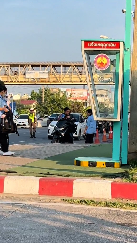 พ่อส่งลูกไปโรงเรียน