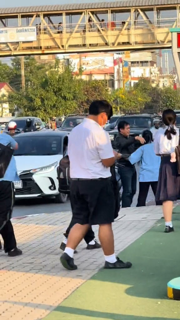 พ่อส่งลูกไปโรงเรียน