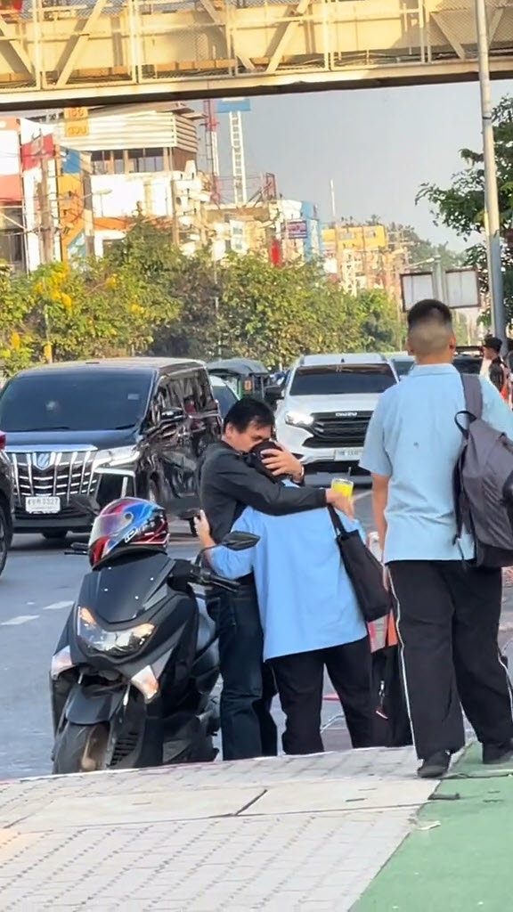 พ่อส่งลูกไปโรงเรียน