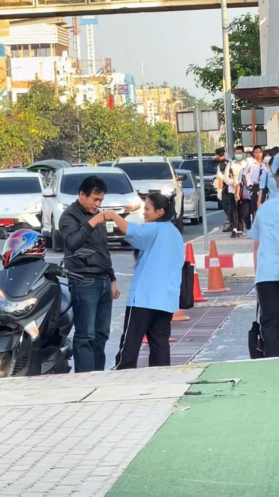 พ่อส่งลูกไปโรงเรียน