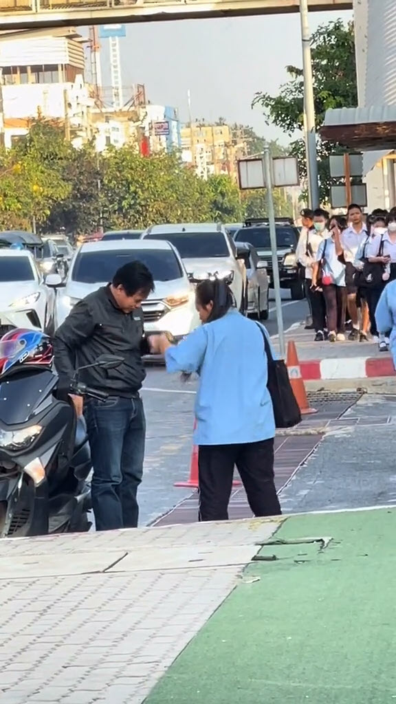 พ่อส่งลูกไปโรงเรียน