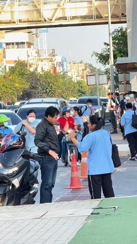 พ่อส่งลูกไปโรงเรียน