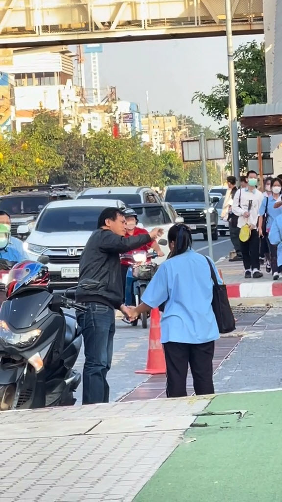 พ่อส่งลูกไปโรงเรียน