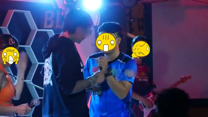 ลูกค้าแย่งไมค์นักร้อง