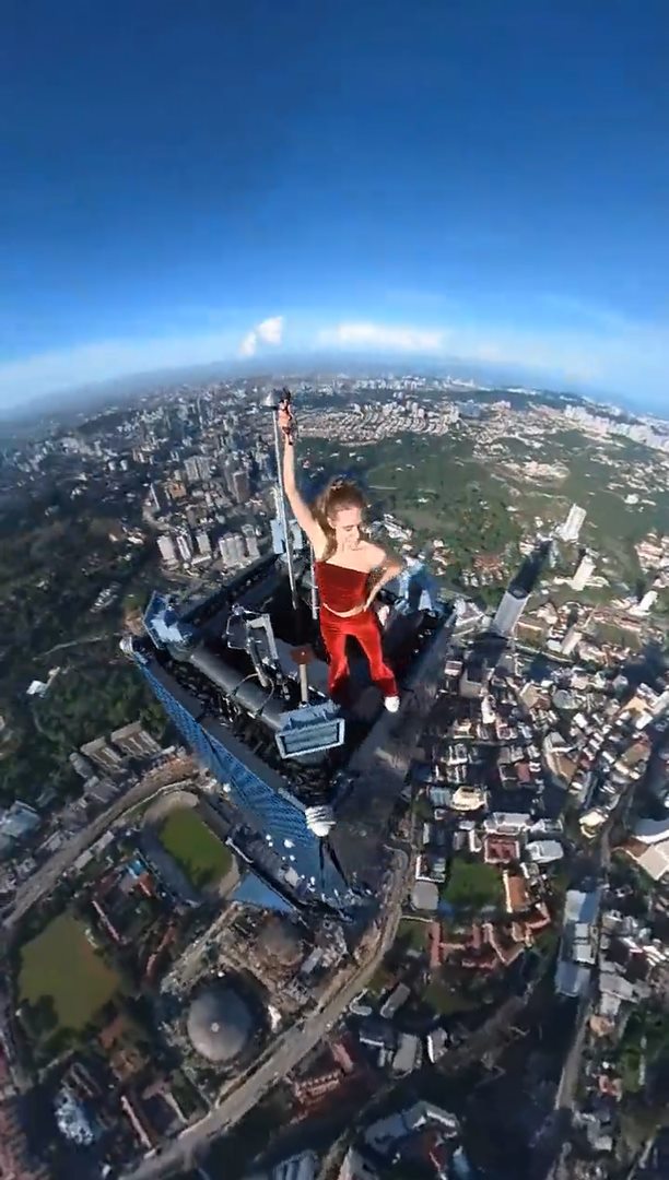 สาวท้าตายปีนตึก 118 ชั้น 