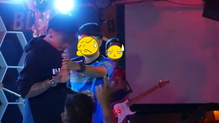 ลูกค้าแย่งไมค์นักร้อง