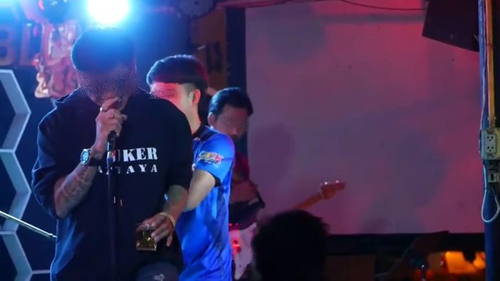 ลูกค้าแย่งไมค์นักร้อง