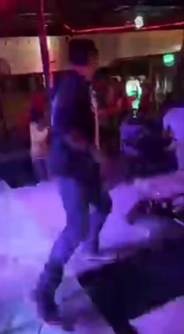 ลูกค้าแย่งไมค์นักร้อง