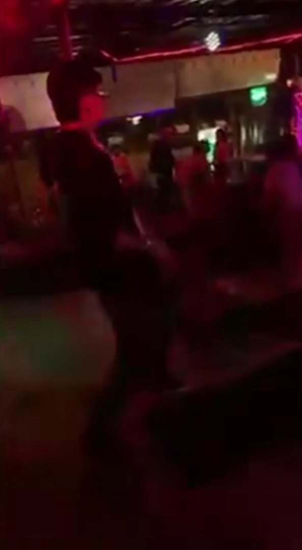 ลูกค้าแย่งไมค์นักร้อง