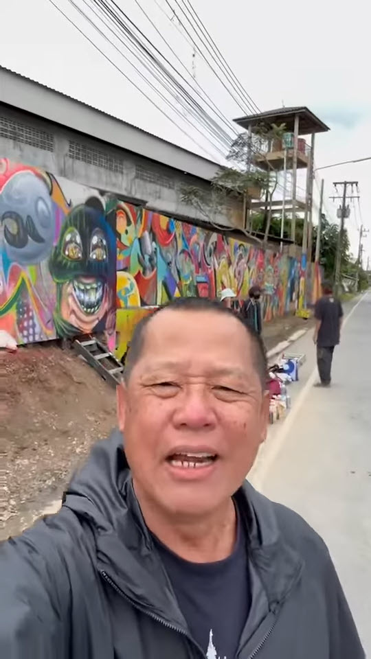 กราฟิตี้กำแพงวัดร่องขุ่น