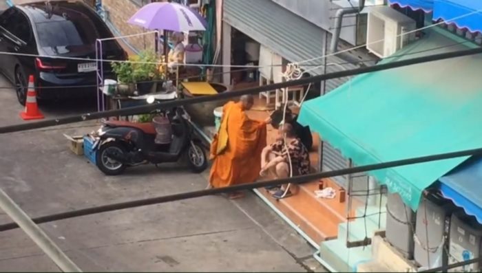 พระเอาฝาบาตรฟาดฝรั่ง