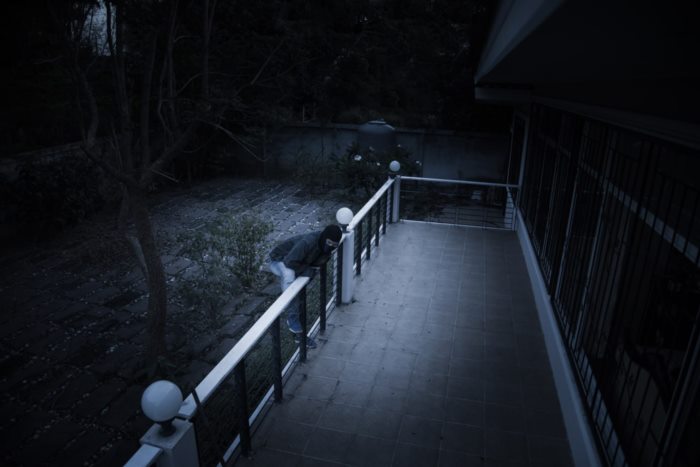 โจรถือมีดบุกบ้าน