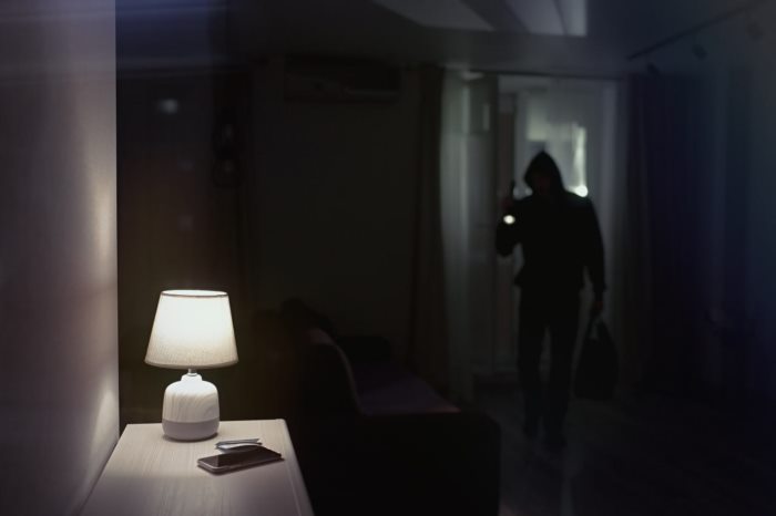 โจรถือมีดบุกบ้าน