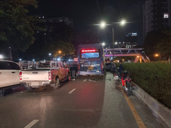 รถชน 10 กว่าคัน หน้าจุฬาฯ !