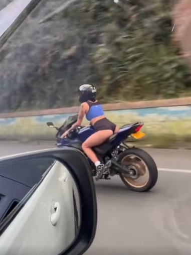 สาวเซ็กซี่ บิดมอเตอร์ไซค์ซิ่ง