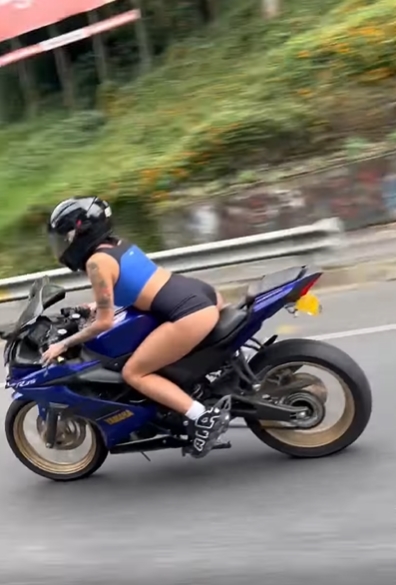 สาวเซ็กซี่ บิดมอเตอร์ไซค์ซิ่ง