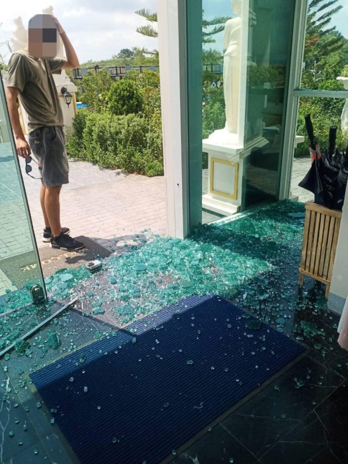 กระจกคาเฟ่แตกใส่เด็ก