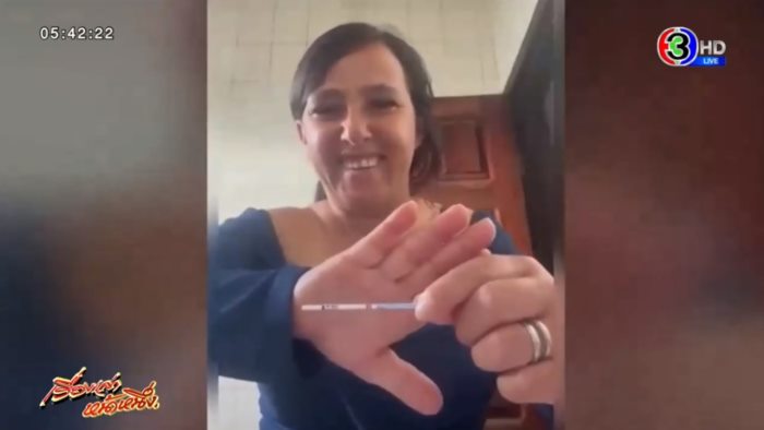 สาวตั้งท้องลูกกับตุ๊กตา