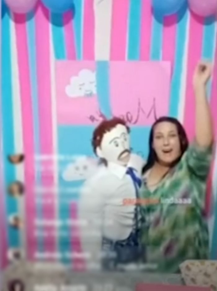 สาวตั้งท้องลูกกับตุ๊กตา