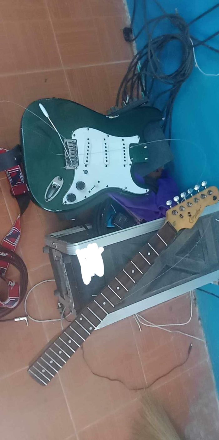 ครูทุบกีตาร์นักเรียน  