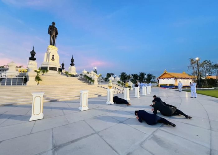 ท่านอ้น สักการะทูลกระหม่อมปู่