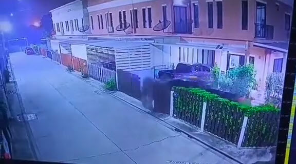 กระบะพุ่งชนกำแพง