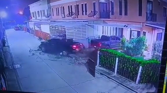 กระบะพุ่งชนกำแพง