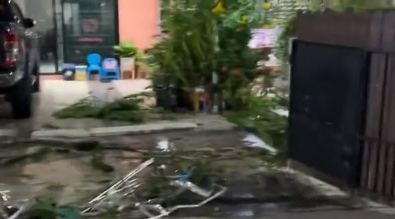 กระบะพุ่งชนกำแพง