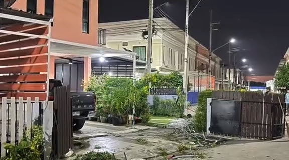 กระบะพุ่งชนกำแพง