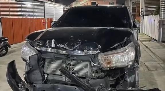 กระบะพุ่งชนกำแพง