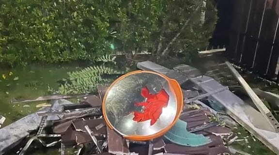 กระบะพุ่งชนกำแพง