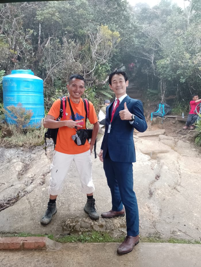 คนญี่ปุ่น ใส่สูทปีนเขา 