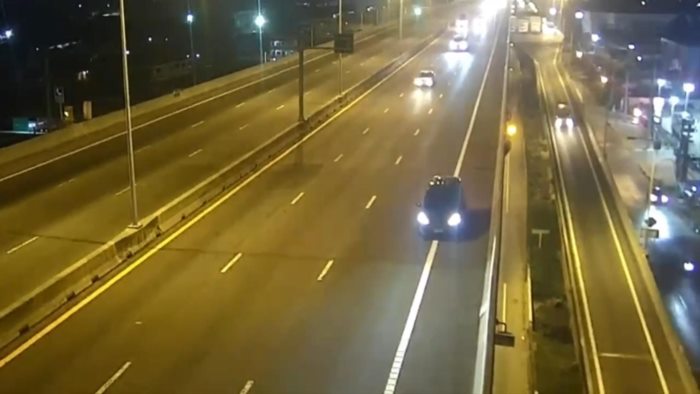 ขับรถถอยหลังบนทางด่วน