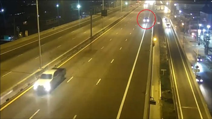 ขับรถถอยหลังบนทางด่วน