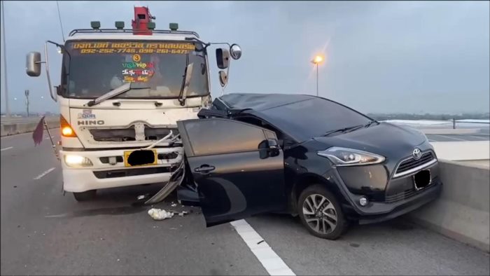 ขับรถถอยหลังบนทางด่วน