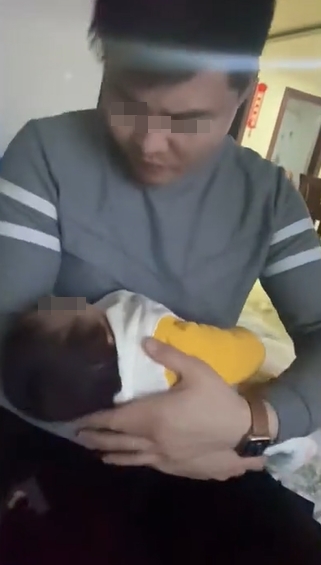 ผัวสอนเมียให้นมลูก 