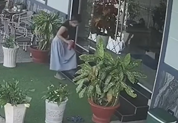 สาวลื่นล้ม กลิ้งตกบันได 