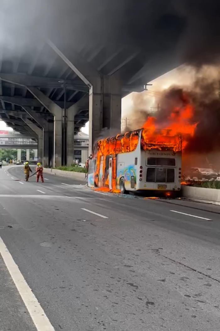 ไฟไหม้รถบัสทัศนศึกษานักเรียน