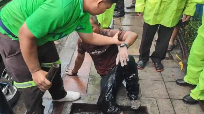   ติดในท่อระบายน้ำ 